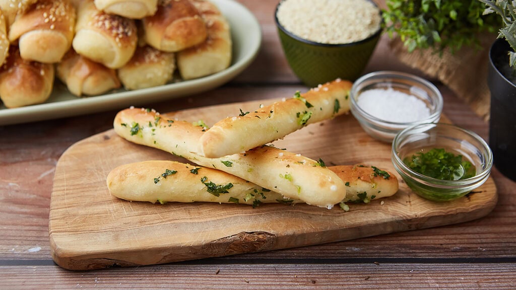 Sveže domaće kiflice bez aditiva sa začinima i sirom.