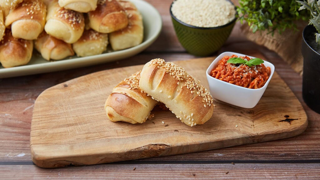 Sveže domaće kiflice bez aditiva na drvenoj dasci.