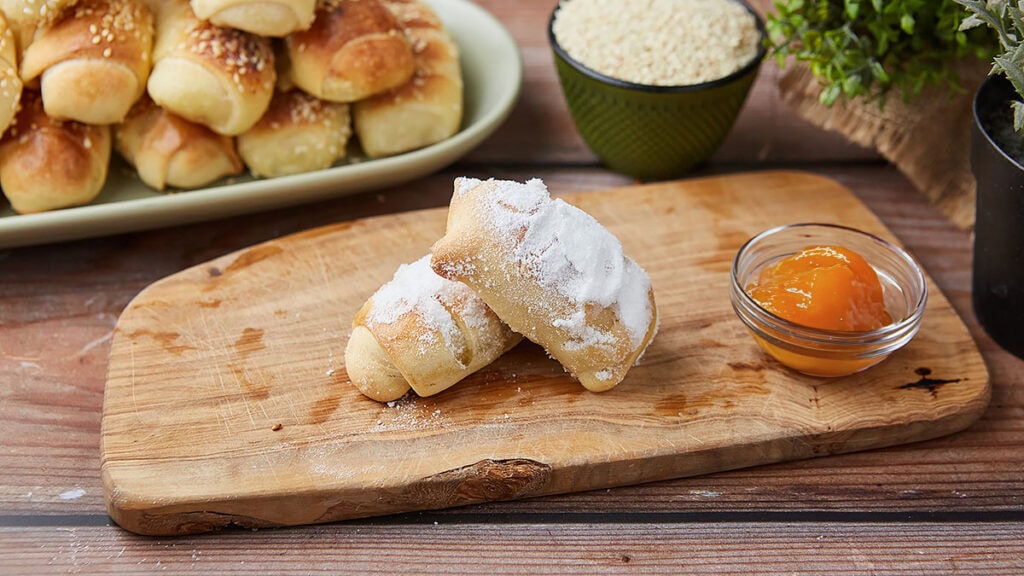 Sveže domaće kiflice bez aditiva, idealne za uživanje.