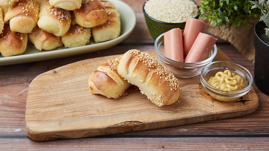 Sveže domaće kiflice bez aditiva na drvenoj dasci.