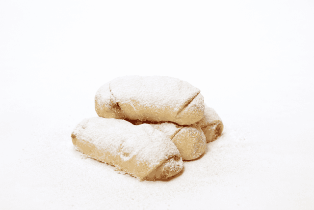 Sveže domaće kiflice bez aditiva, posute šećerom, idealne za uživanje.