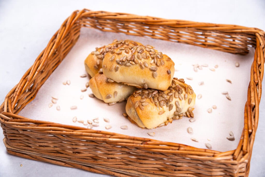 Domaće kiflice sa semenkama u korpi, sveže i bez aditiva.