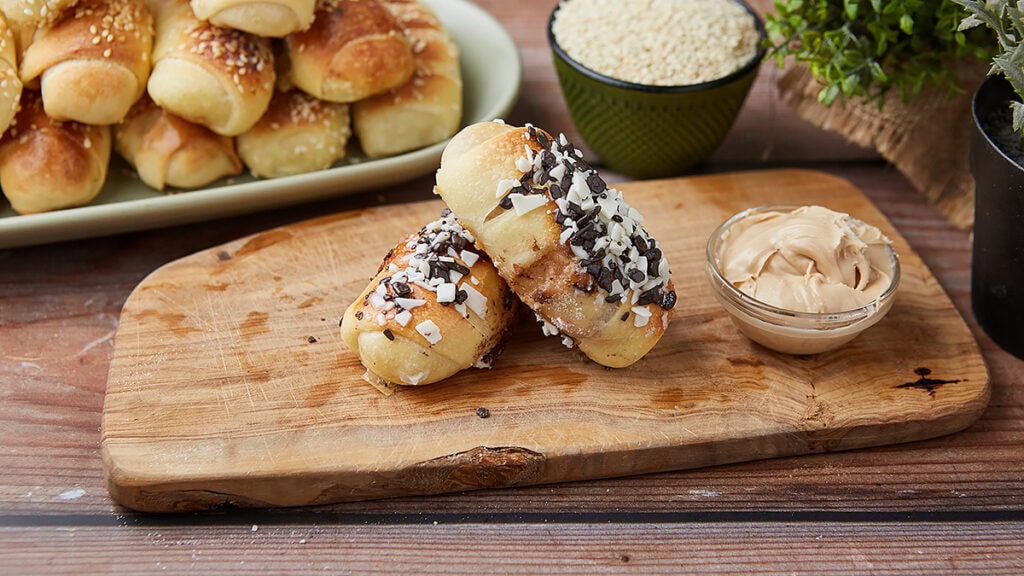 Domaće kiflice sa višnjama i čokoladom na drvenoj dasci.