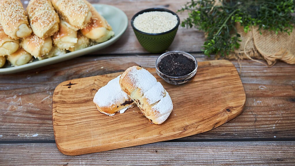 Sveže domaće kiflice sa višnjama i posipom šećera.