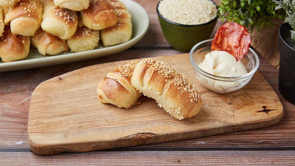 Sveže domaće kiflice bez aditiva na drvenoj dasci.