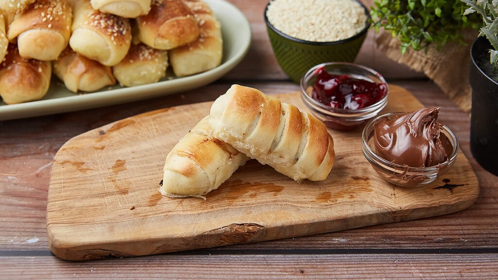 Sveže domaće kiflice bez aditiva sa višnjama i Nutella.