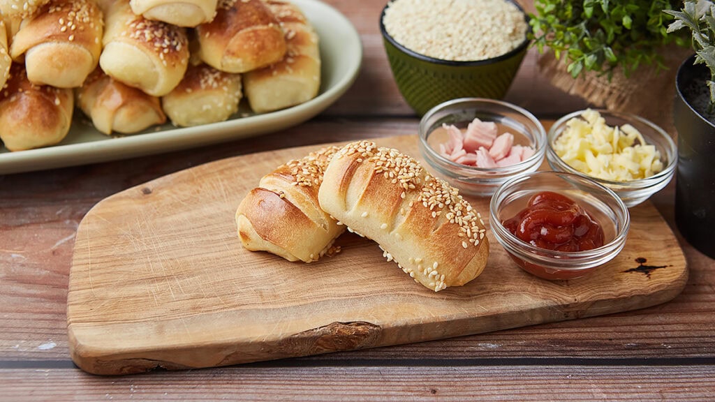 Sveže domaće kiflice bez aditiva na drvenoj dasci.