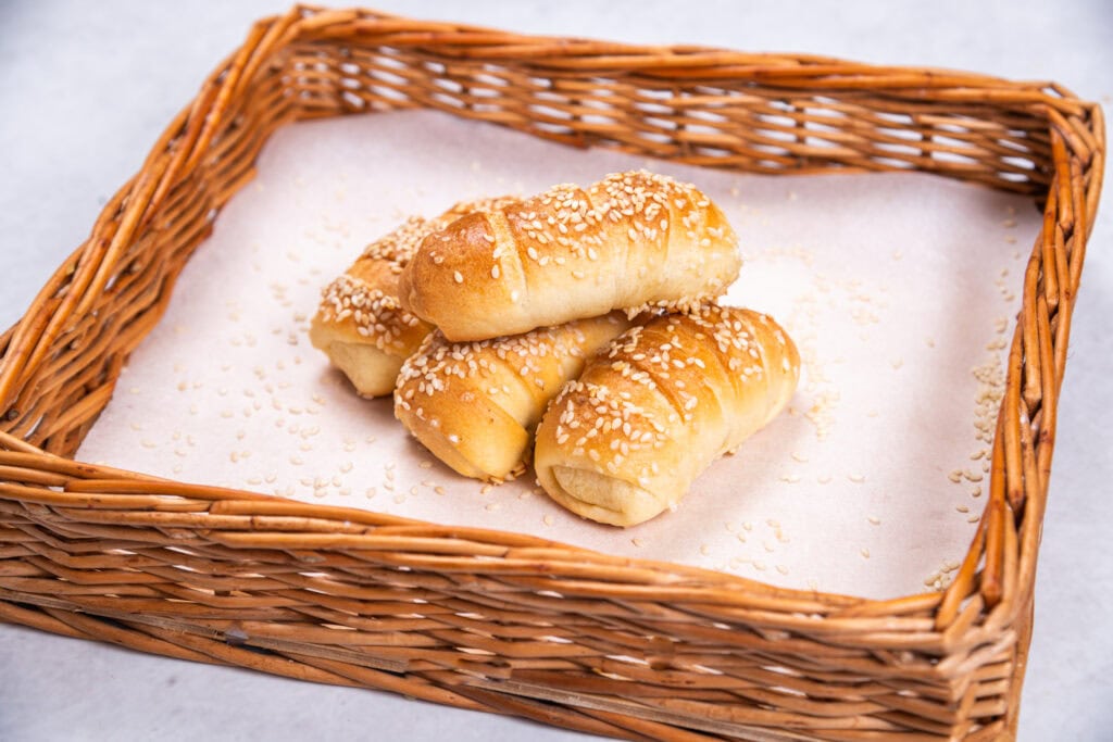 Domaće posne kiflice bez aditiva na drvenoj podlozi u korpi.