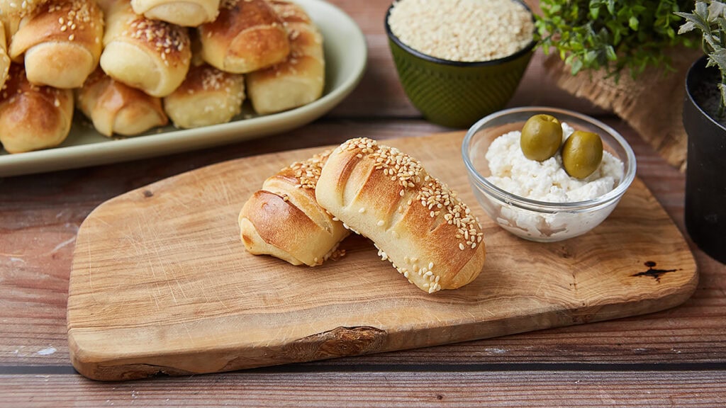 Sveže domaće kiflice bez aditiva sa sezamom i sirom.