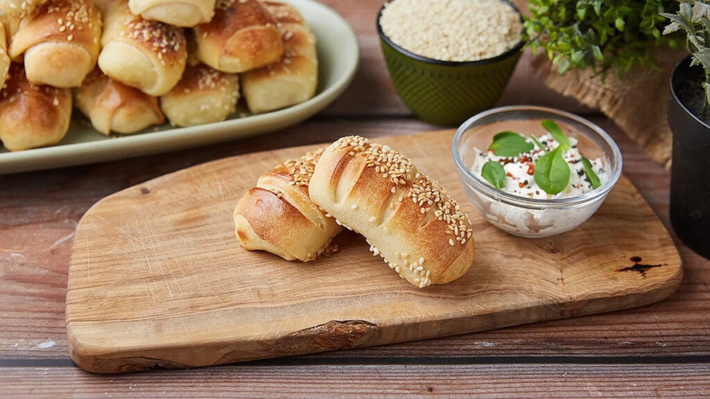 Sveže domaće kiflice bez aditiva na drvenoj dasci.