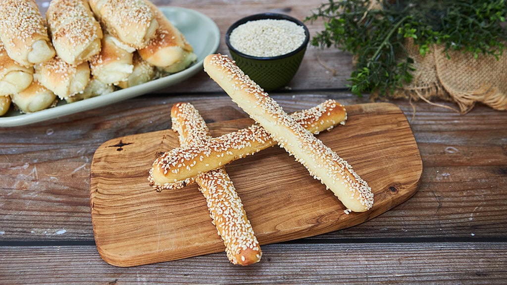 Kiflice bez aditiva, sveže i domaće, poslužene na drvenoj dasci.