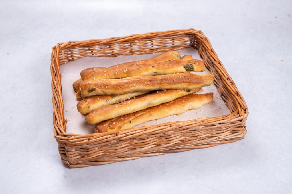 Sveže kiflice bez aditiva u korpi, ručno pravljenje.