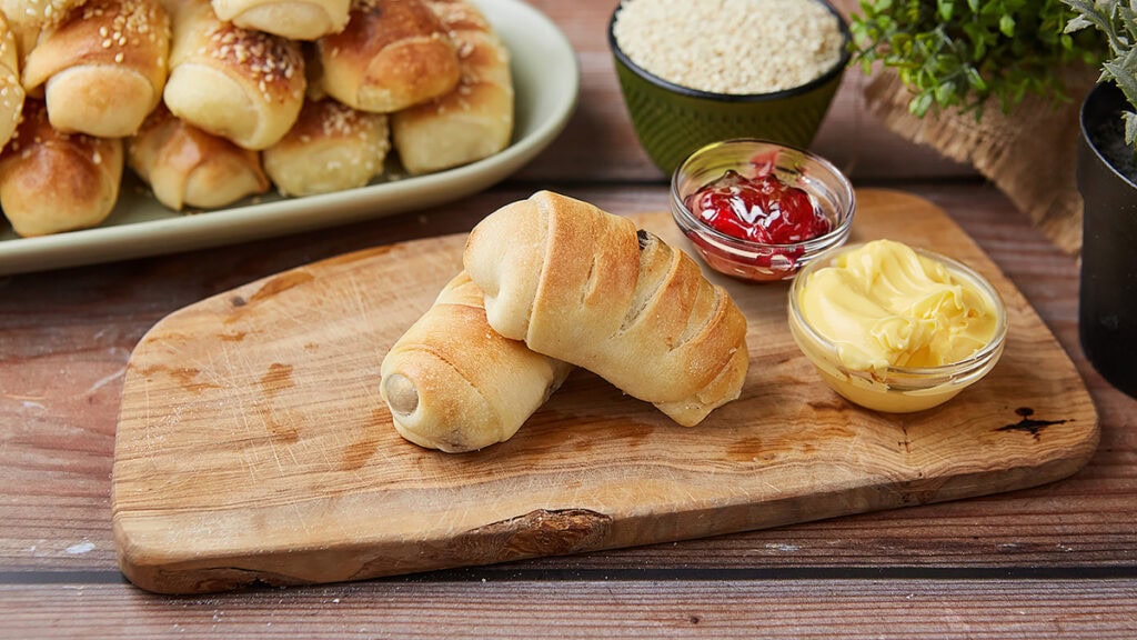 Kiflice od testa sa višnjama, domaće i sveže, bez aditiva.