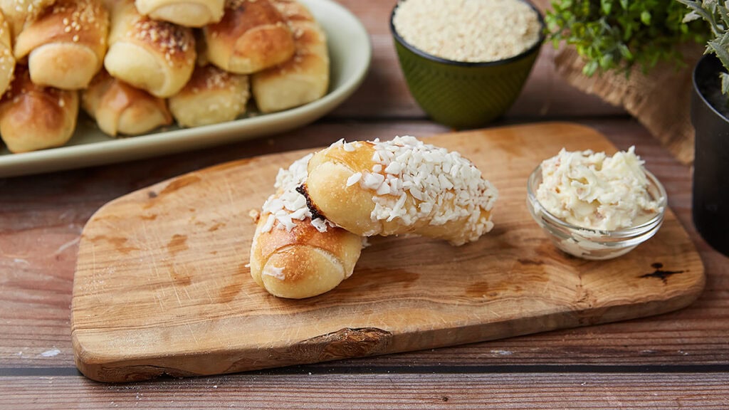 Sveže domaće kiflice bez aditiva, ukrašene kokosom i filom od sira.