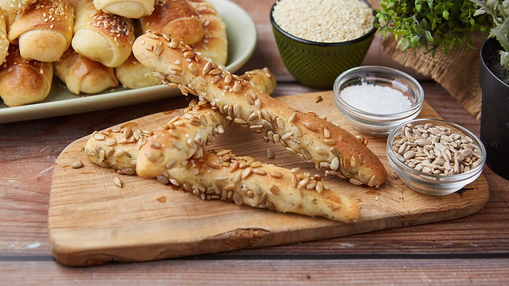 Sveže domaće kiflice bez aditiva sa sezamom i bademima.