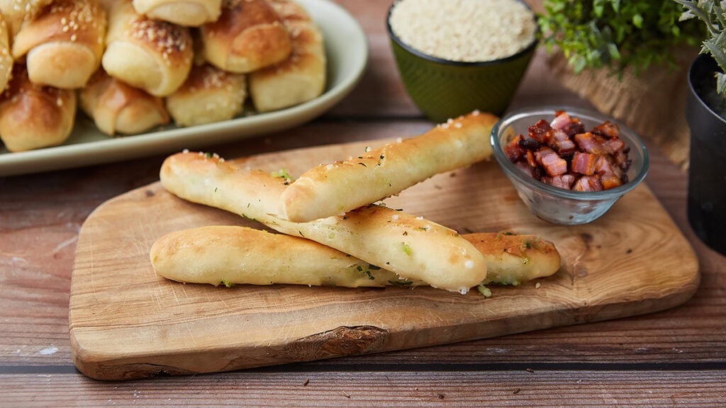 Sveže domaće kiflice bez aditiva na drvenoj dasci.